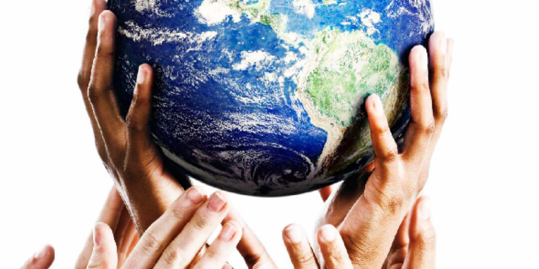 Imagem do globo terrestre apoiado em muitas mãos