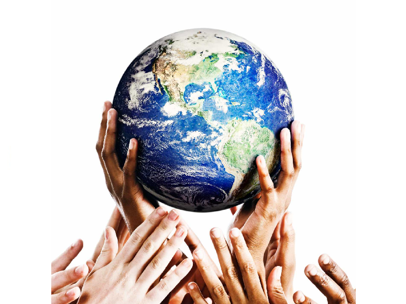 Imagem do Globo Terrestre assente em muitas mãos